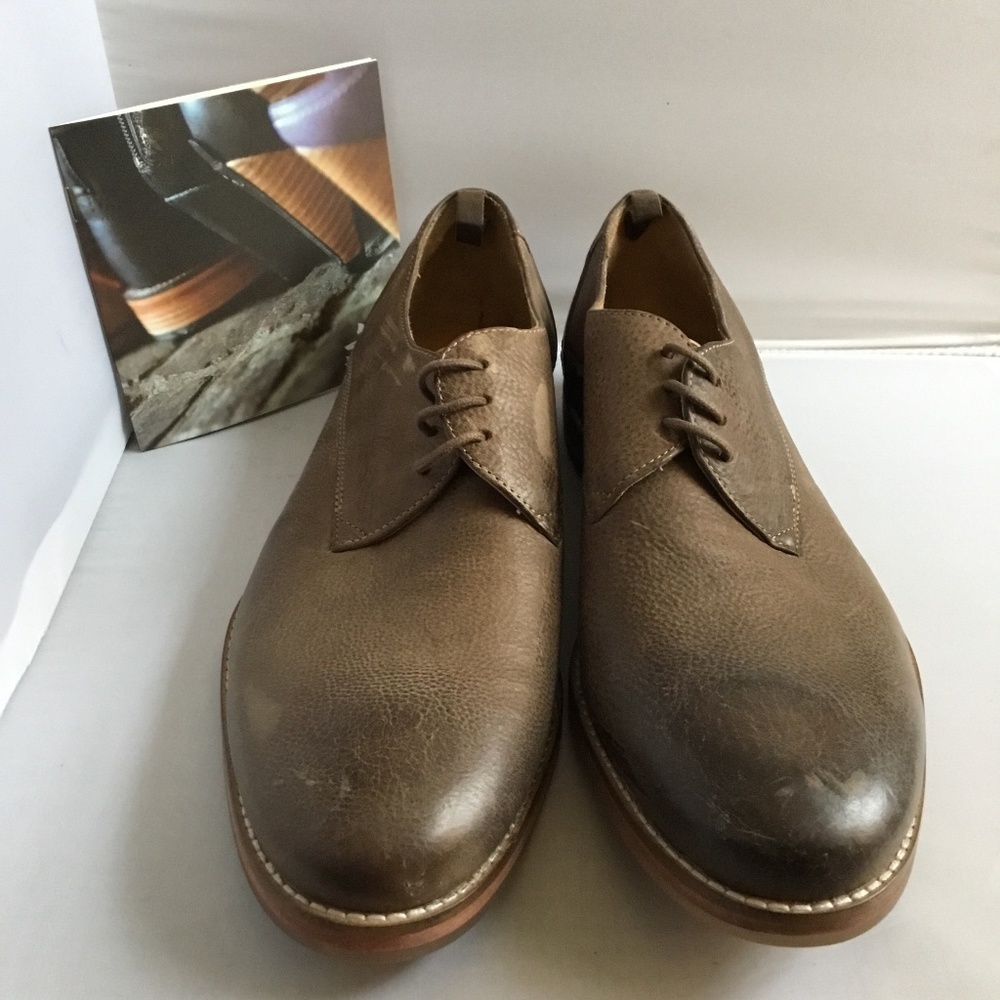 DRESS-UP SHOES FOR MEN.
